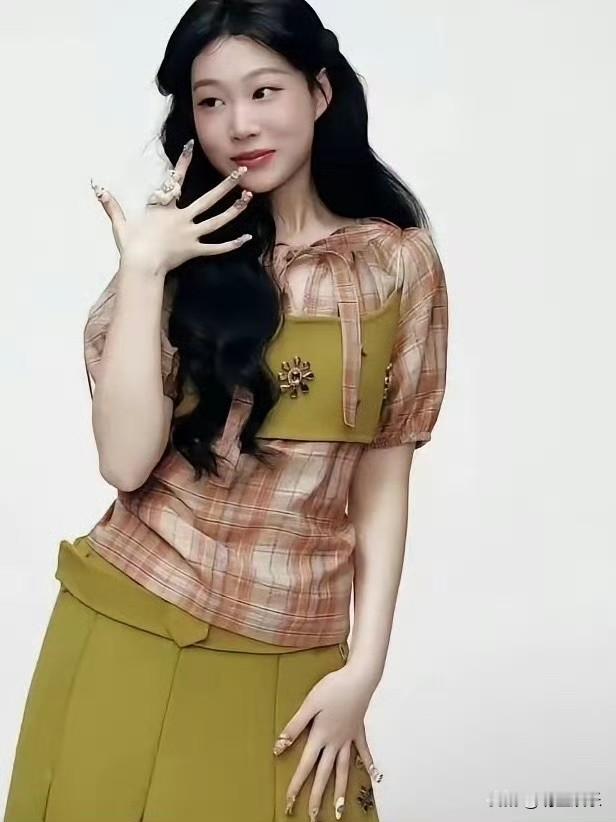 小沈阳是真舍得捧女儿，沈佳润第三次登杂志封面，颜值确实惊艳！