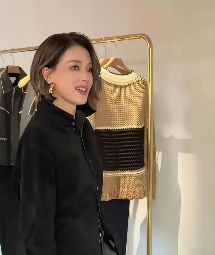 哇塞，舒淇剪短头发了这是我第一次看她剪短发，很漂亮啊。她真的是50岁了，重回顶