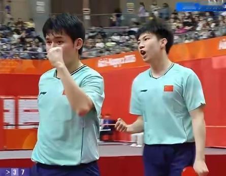 霸气！黄友政/林诗栋4-1击败日本组合松岛辉空/户上隼辅挺进男双决赛。这一场