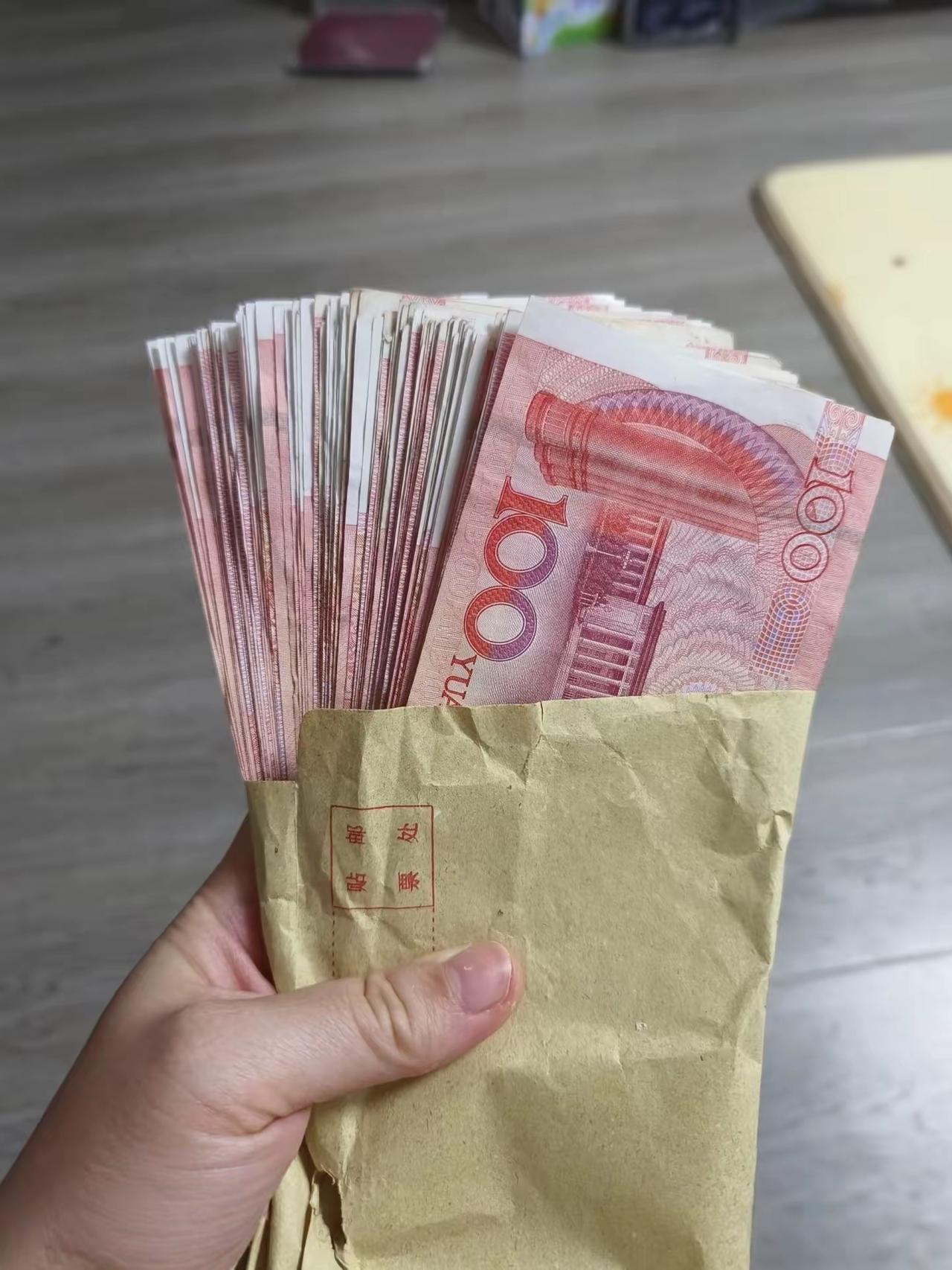 外甥女空手串门，走后我在沙发抱枕下，发现一万块现金昨天，来我们这里出差的外