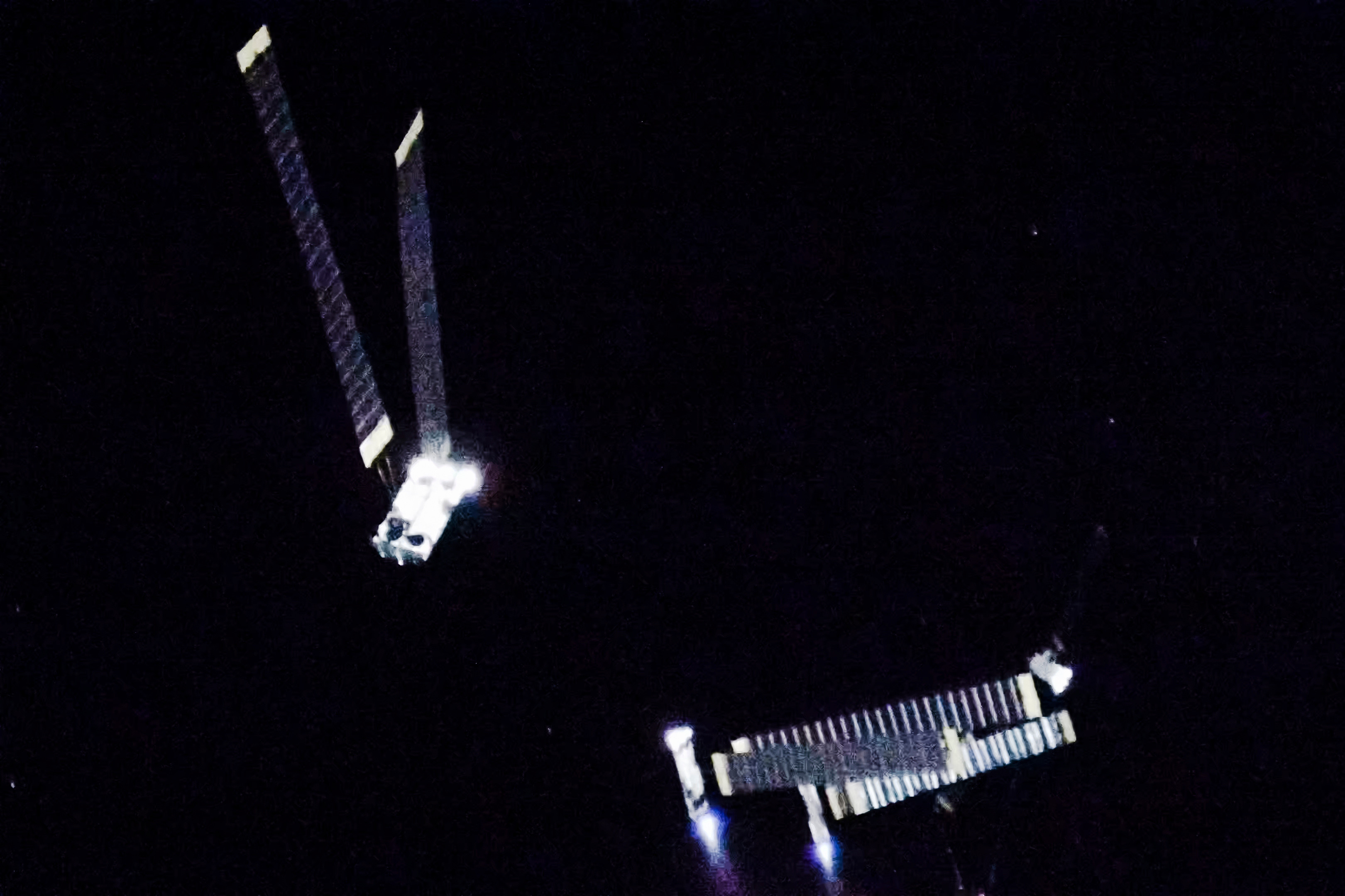 SpaceX首批星链V3卫星成功展开太阳能电池板，启动推进器，利用无线电频率和激