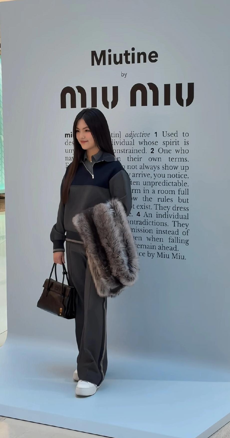 好震惊，王诗龄突然就变瘦了，但还是有点显成熟，参加活动与何超莲合影很上镜。这一