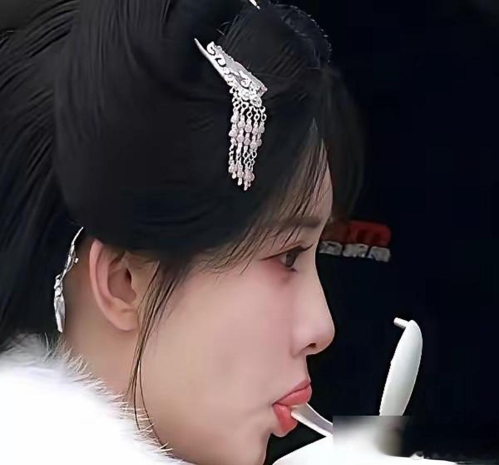 孟子义有点无辜了，一张吻戏剧照让人误会她伸舌头了，明明是她天生唇珠太明显