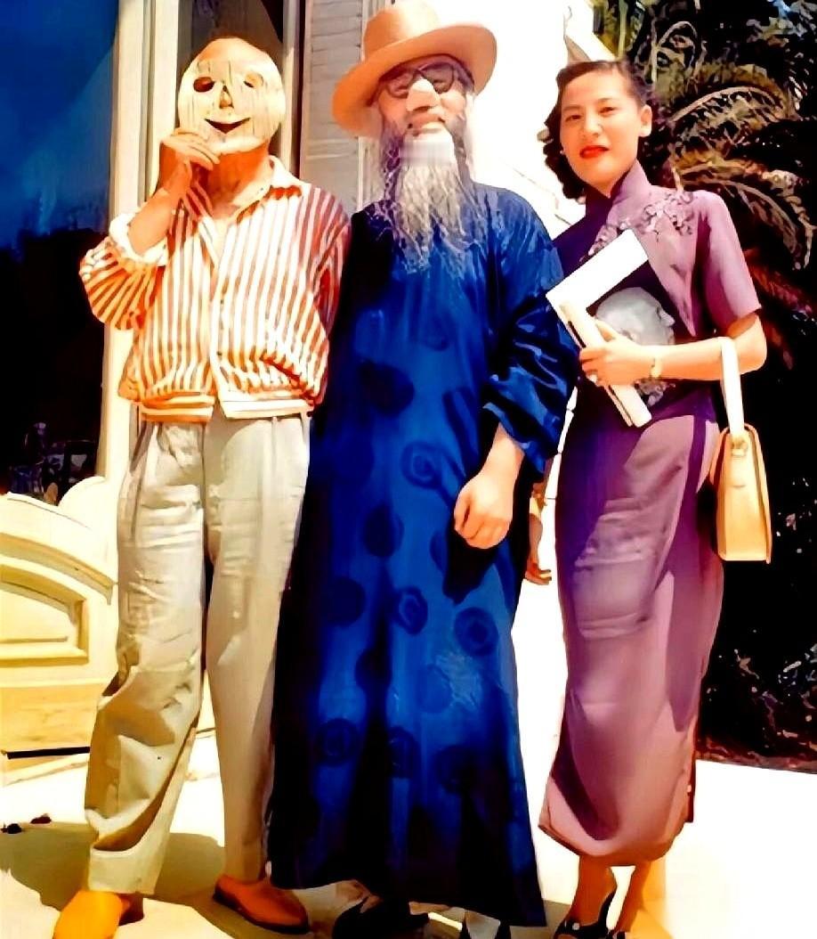 1956年，南法，那间光线昏暗的画室。57岁的张大千，挽着27岁的妻子，推开门