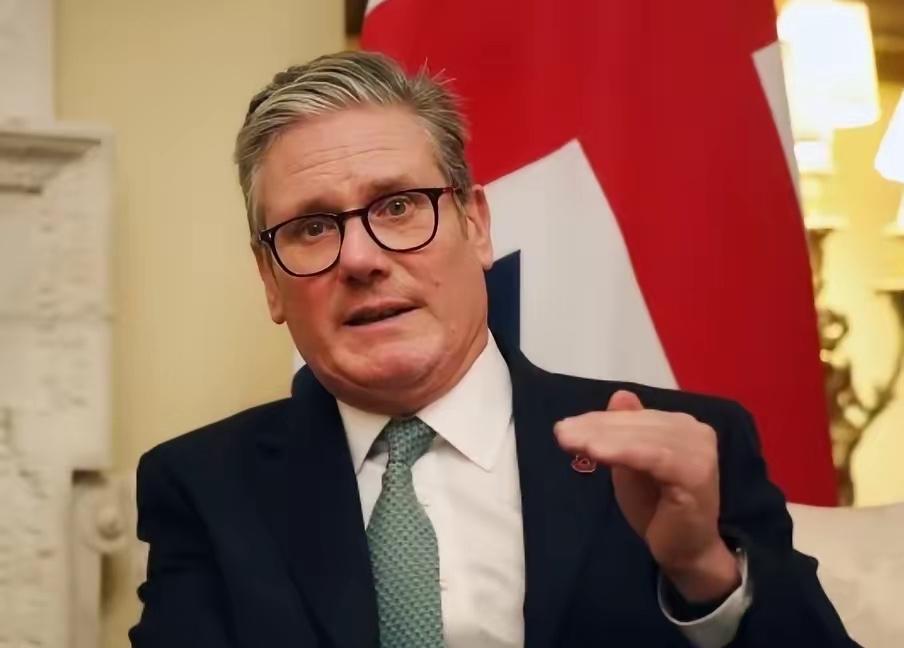 英国首相斯塔默，面对记者尖锐提问：“访华是否惹怒特朗普”，斯塔默笑着调侃：“有人