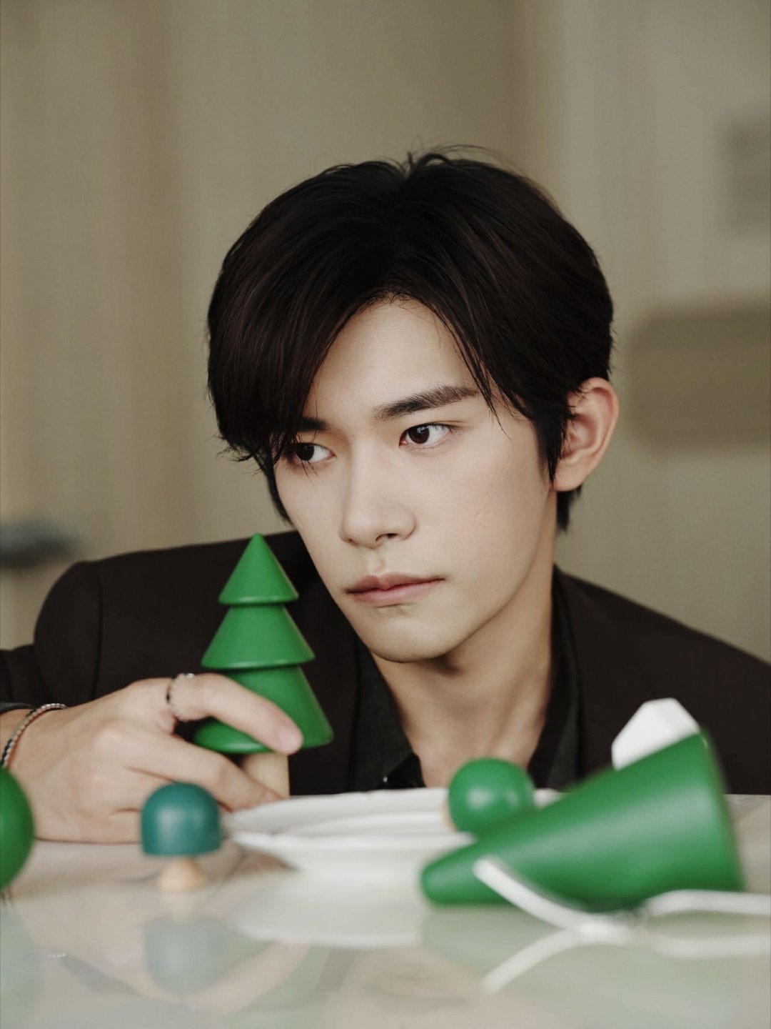 2026年易烊千玺想一个人旅行真的很懂千玺这种想独自出发的心情。背着一个简单的