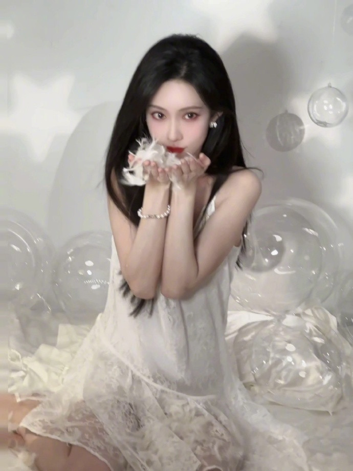 孟子义戴口罩也难掩顶级骨相孟子义真的是口罩都挡不住的骨相大美女！眉骨立体、鼻梁精