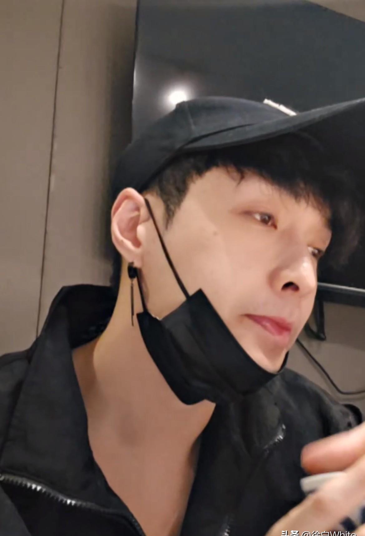 他妈当了他十几年经纪人，现在出事了。韩国那趟行程，网传没跟国家话剧院报备。结