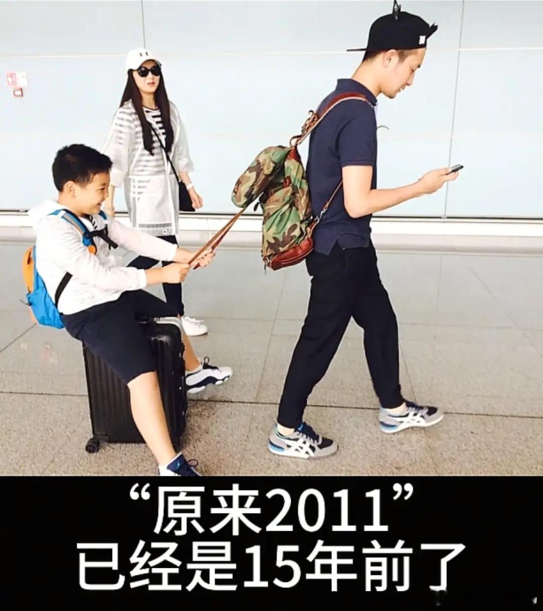 王艳晒一家三口合照，继子罕出镜和球球关系很好王艳和他像同龄人！