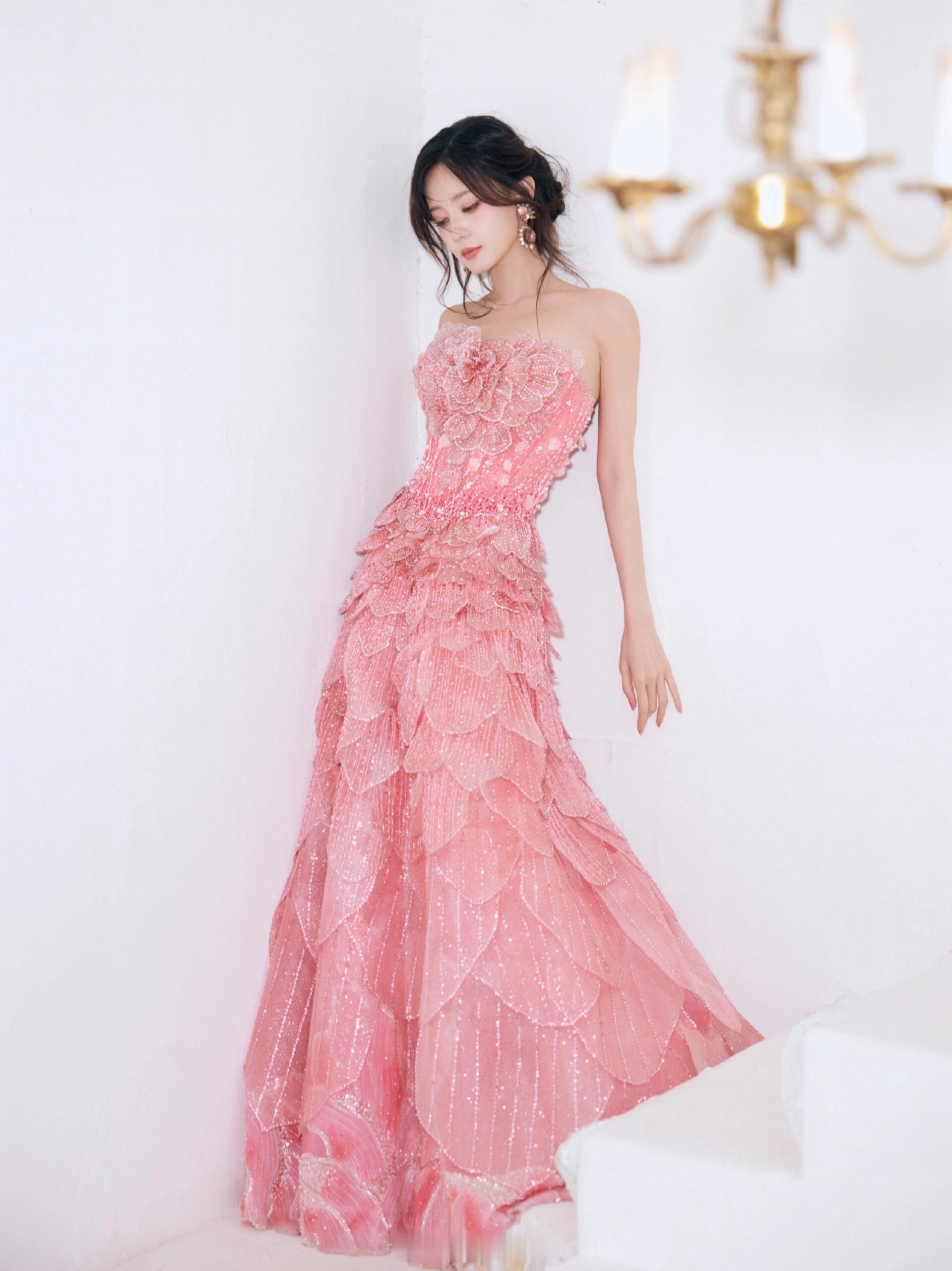 李一桐粉色新造型​​​