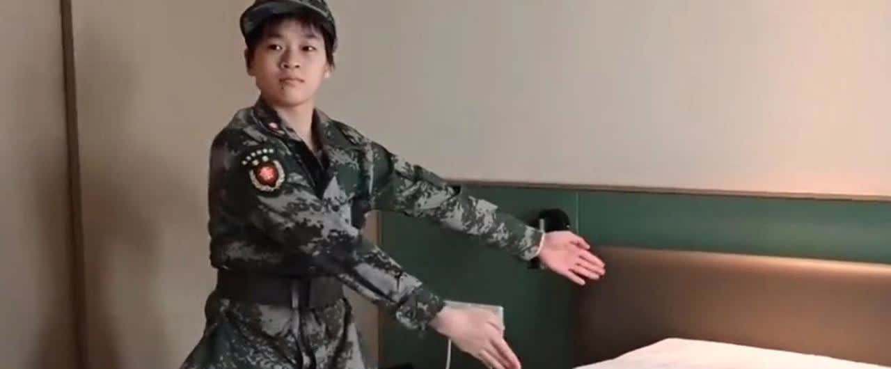 烈日下，全红婵站在队伍中，汗水顺着脸颊滑落，却依然昂首挺胸。教官走过她身边，忍不
