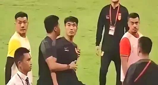 终于明白了！为什么中国男足那么烂，也不解散。你猜怎么着？光足协上上下下就养