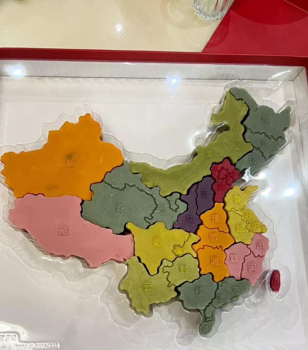 现在的月饼都这么卷了吗[笑着哭]
