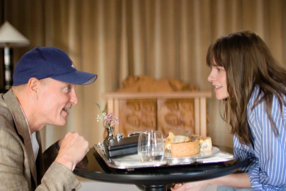 昆汀·杜皮约执导的科幻喜剧新作《完整的菲尔》曝光首张剧照。导演将这部作品描述为地