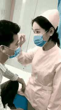 哈哈美女护士好可爱[爱心]揭下口罩的那一刻，心都萌化了[吐舌头眯眼睛笑]屏幕...