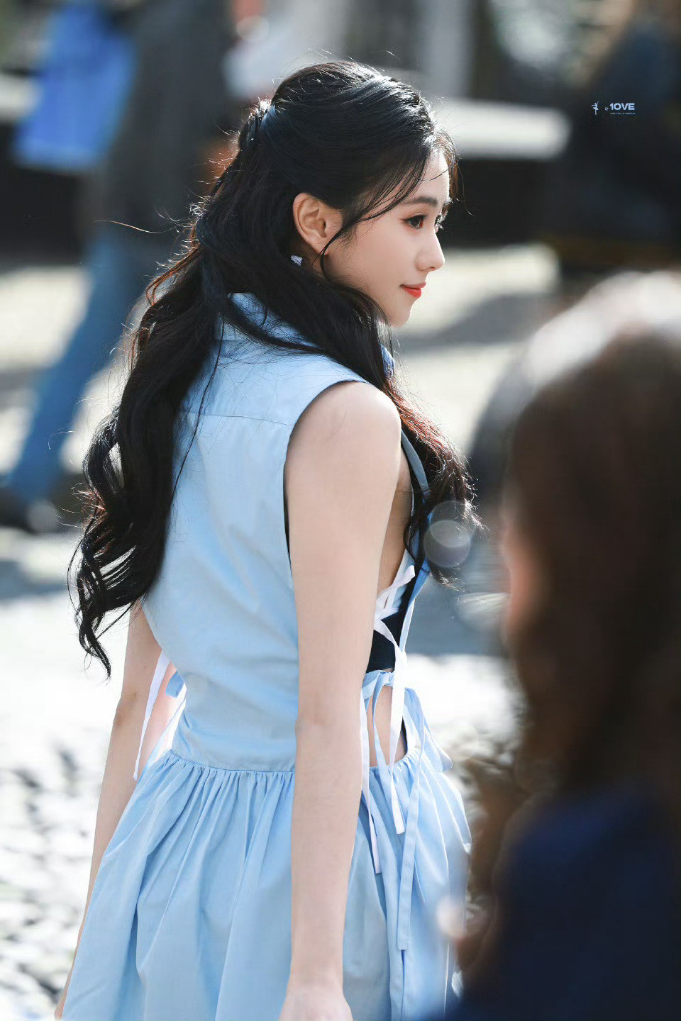 刘浩存回头这一幕好美刘浩存怼脸拍的含金量回头杀直接封神💙蓝色小裙元气又灵