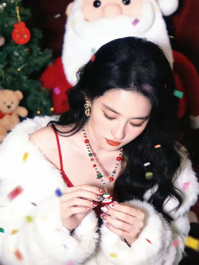 刘亦菲的圣诞造型好美啊，圣诞氛围拉满了，特别有仙女的灵动，颜值状态真的绝了！