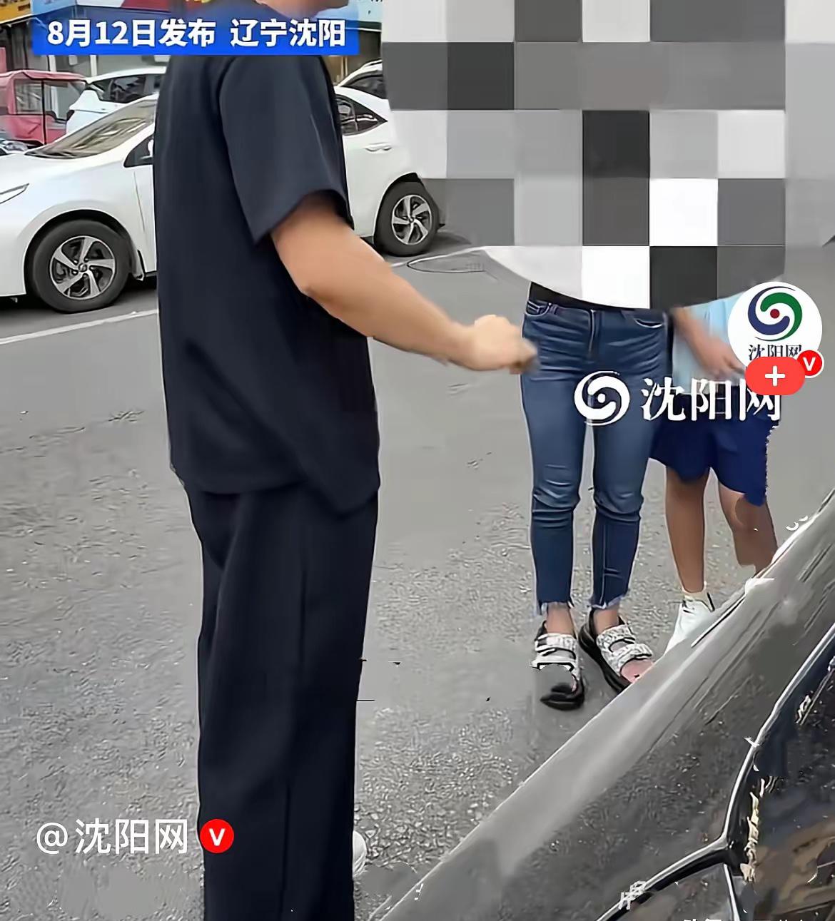 沈阳男孩骑车不小心刮蹭了停在路边的百万豪车，明事理的母亲没有丝毫推脱，主动联系车