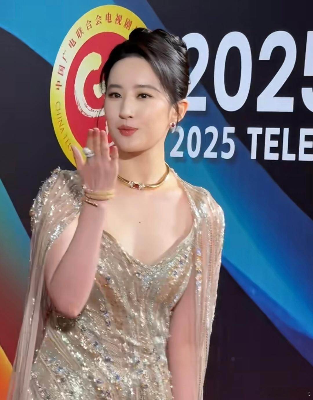 周也发福之后开始走刘亦菲的路线了？