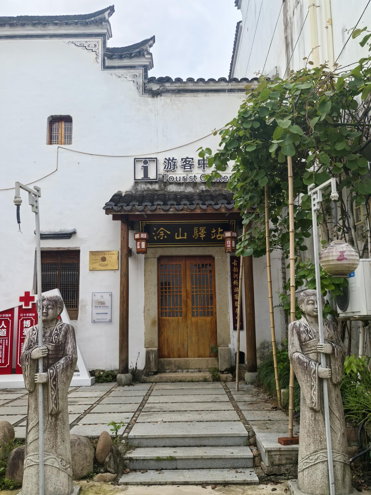 独向河桥觅静幽，柳溪江畔踏芳洲。青山叠翠围村郭，碧水潺湲绕驿楼。古巷苔深凝岁