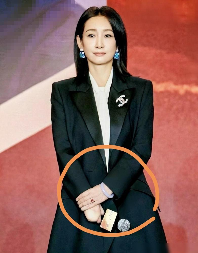 秦海璐把一套能换北上广别墅的帝王绿手镯塞回首饰盒，转身往手腕上套了一只淡紫色的紫