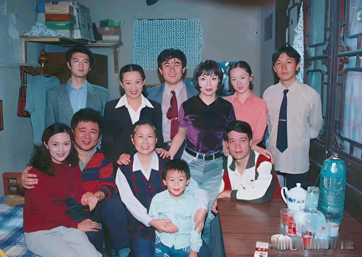 这是电视剧《贫嘴张大民的幸福生活》主要演员的合影剧照。这部电视剧也是我最喜欢看