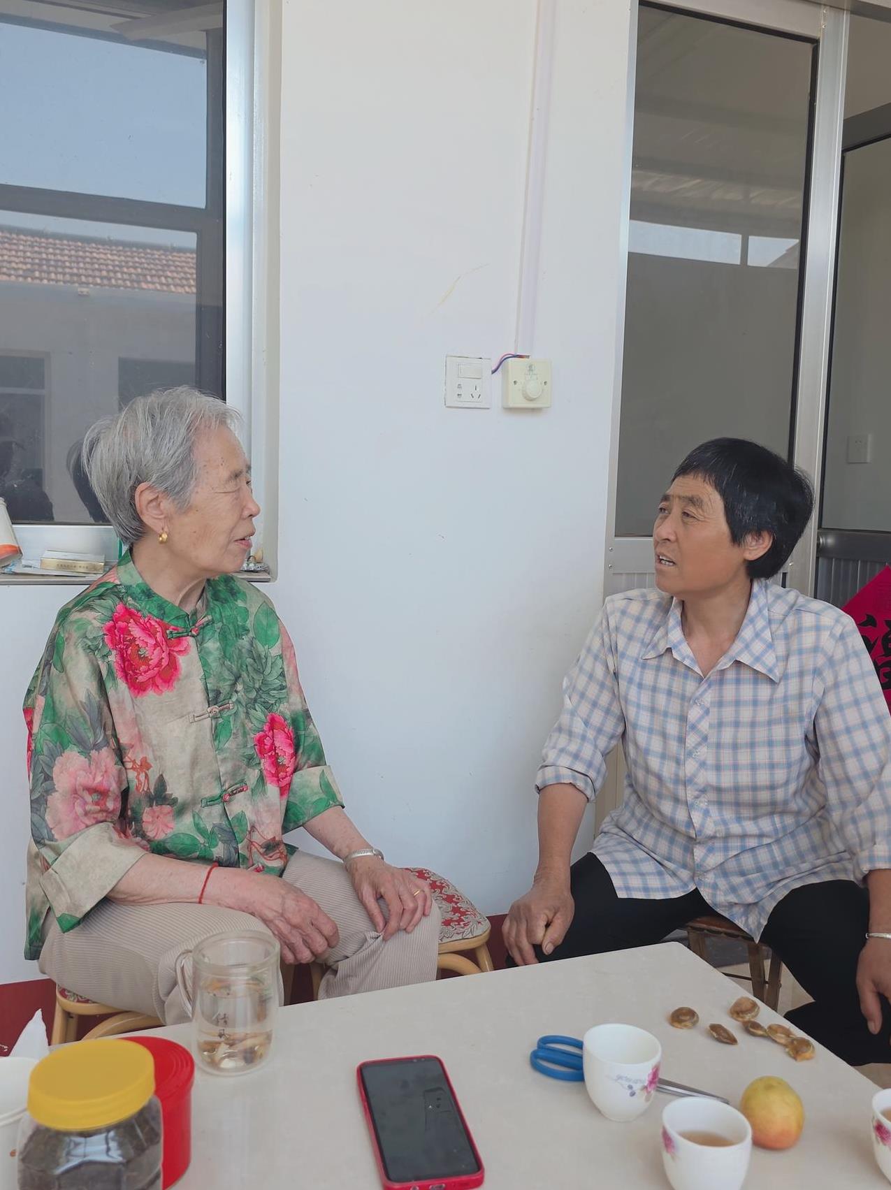 两个嫂子口味不一样……这个送那个送，最近家里的杏儿一包接一包，我一个也不敢吃。