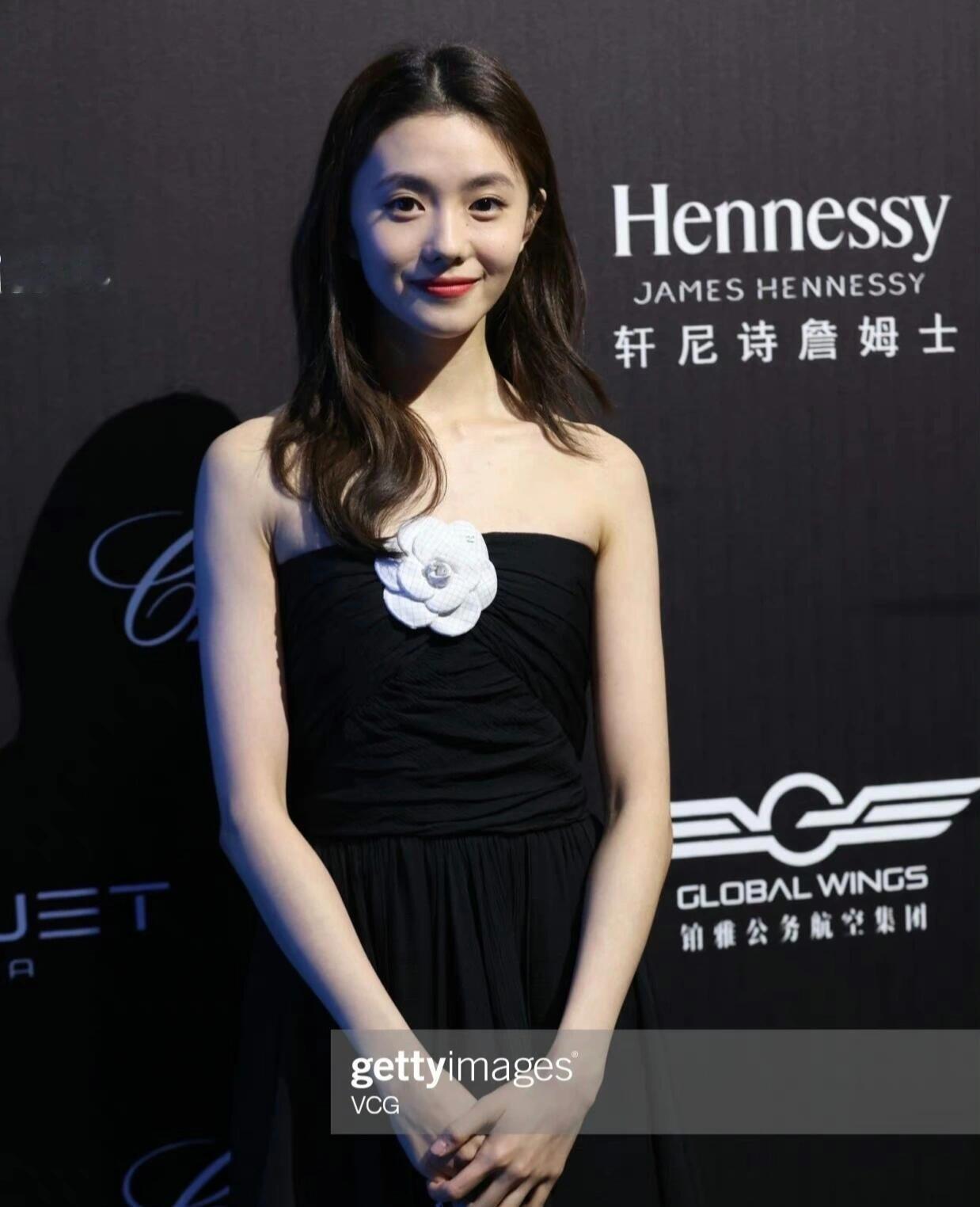 其实刘浩存和香奈儿也很配，穿上气质瞬间上来了！