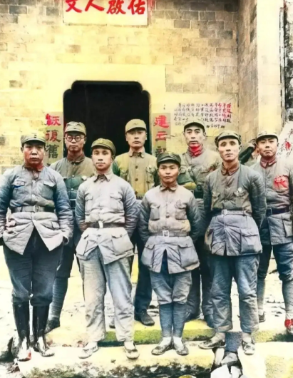 1939年，有一张极为珍贵却鲜为人知的老照片被留存。照片里，陈毅元帅、周总理、