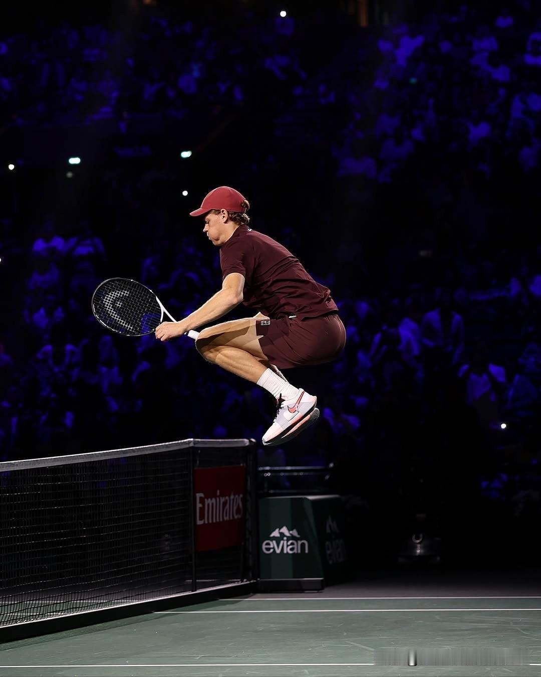 辛纳,再一次写下意大利网球的新篇章。世界排名第二的扬尼克·辛纳在巴黎大师赛以