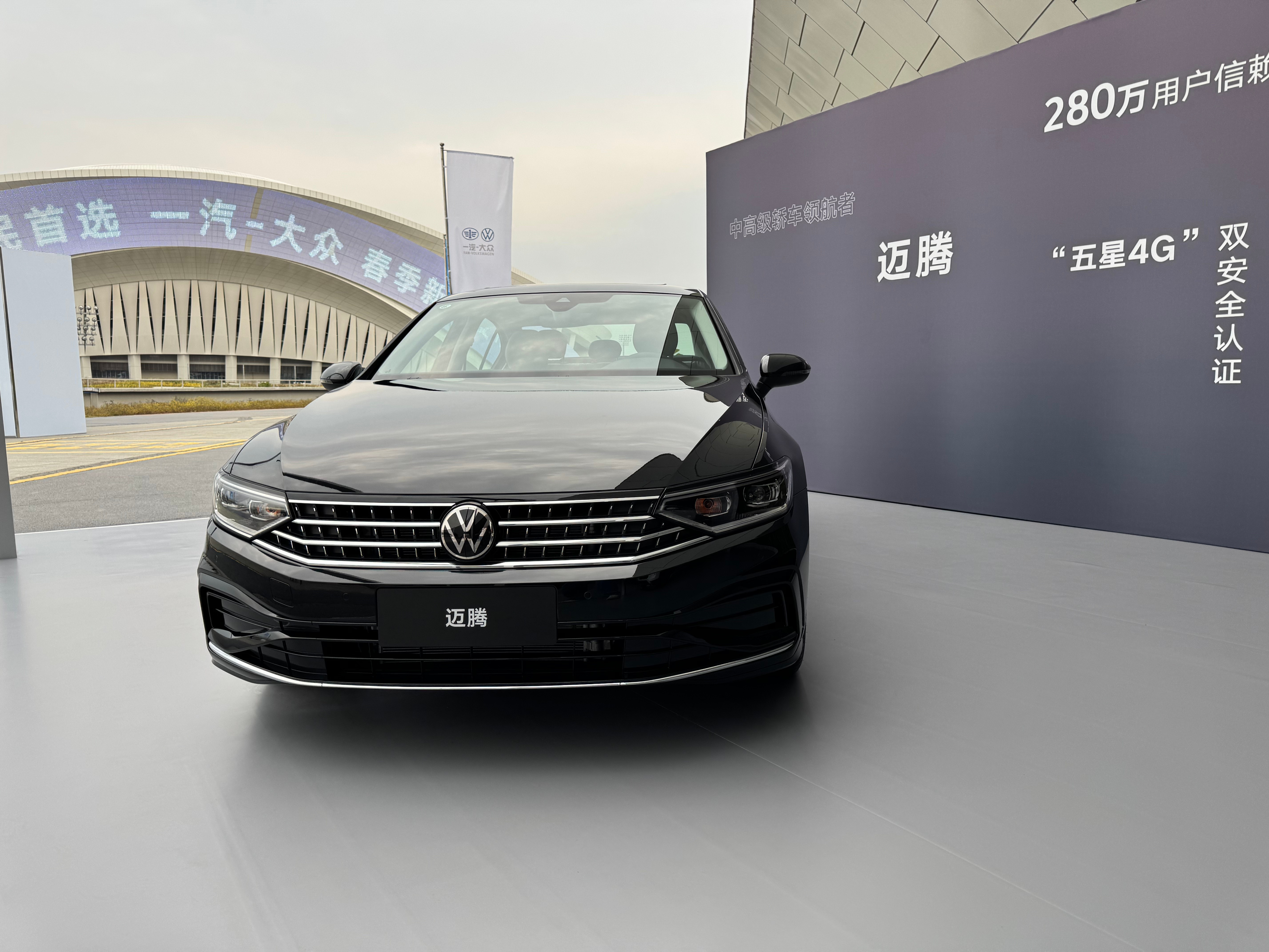 新迈腾35周年版17.99万更新了15寸中控大屏+11.6寸副驾娱乐屏，还添加