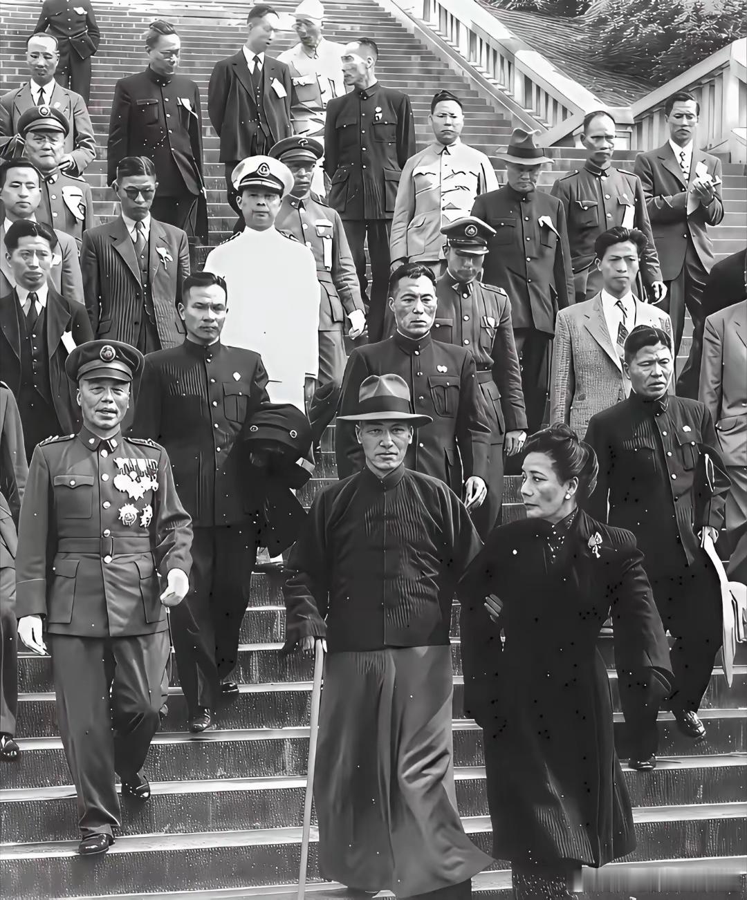 为什么蒋介石不穿中山装而喜欢穿清末装束？