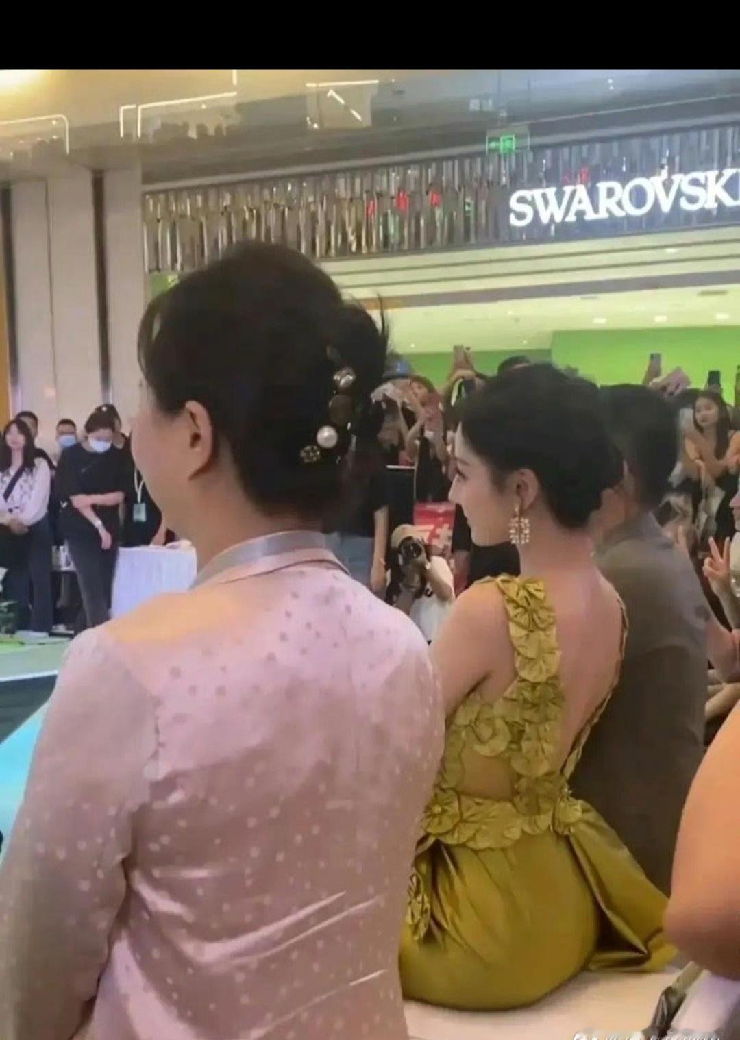 我一个女的看到热巴这坐姿都迷的不行，何况其他人呢！风情万种来形容一点不为过吧！