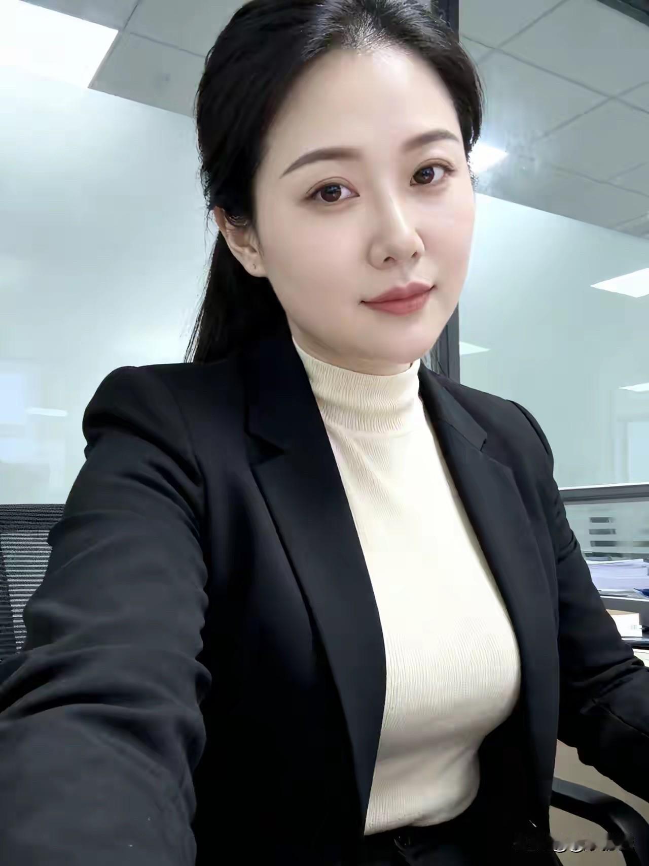 职场优雅穿搭，黑白配尽显干练风范！