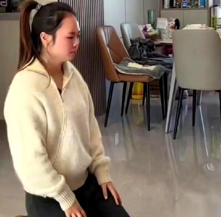 “扑通”一声，她给公婆跪下了。不是求饶，不是挽留。是告别。老公在外面有了人