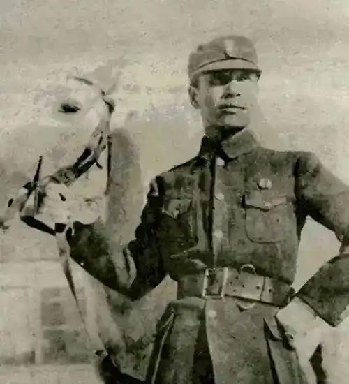 1949年，叛逃12年的红军师长带领800人马前来起义，前线司令员左右
