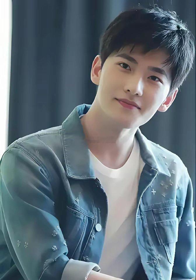 资方换掉男主后，反而狂砸30%追加投资。不是犯错，是算盘。原定陈哲远，合约墨迹未