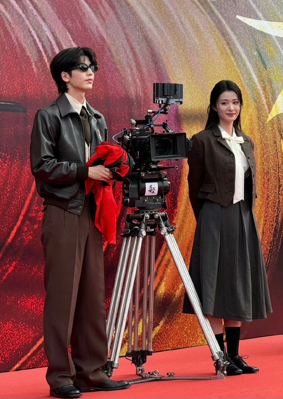 张凌赫王楚然这同框真养眼，王楚然的袜子怎么高低不一样？[捂脸哭][捂脸哭][捂脸哭]张