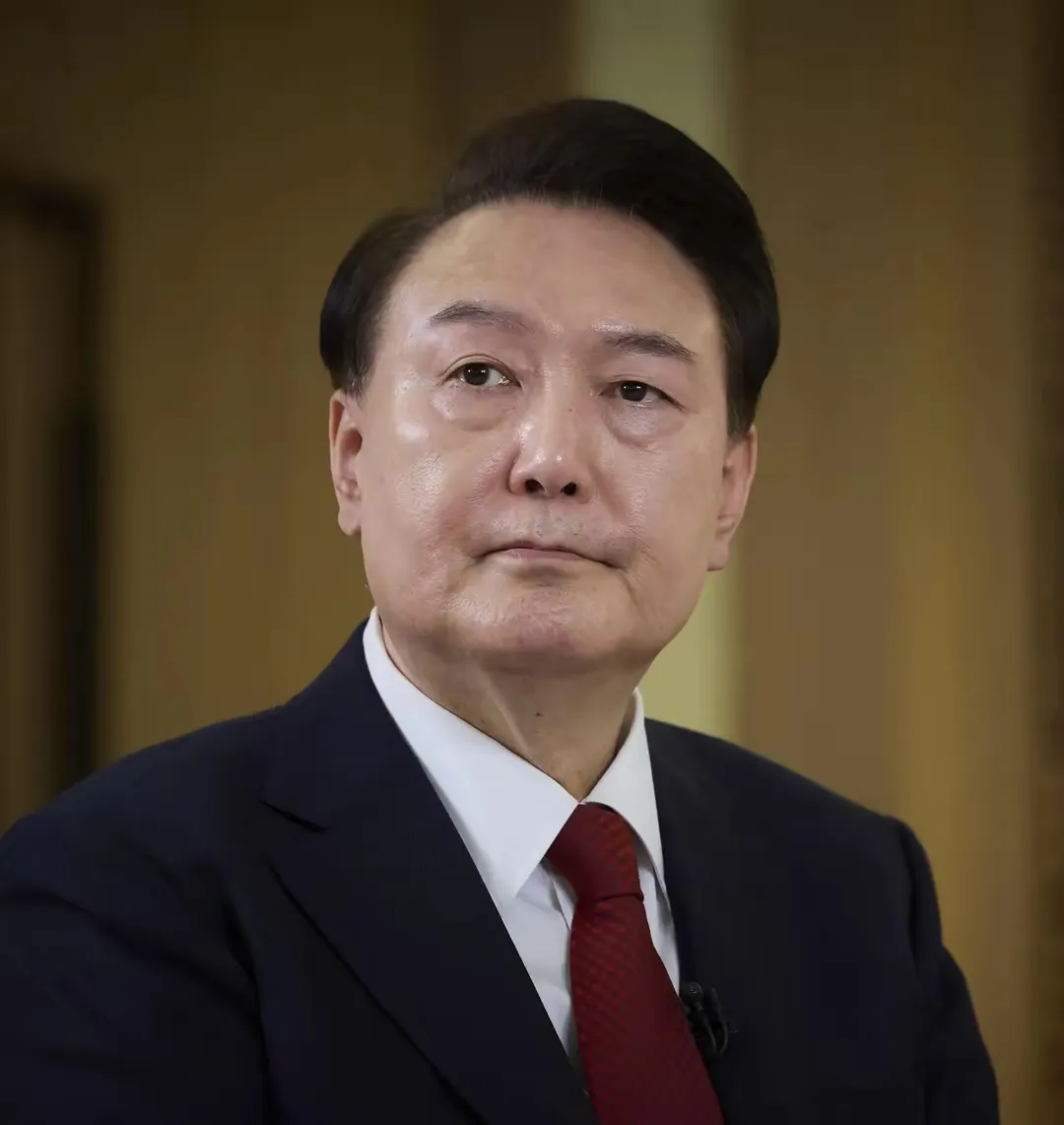 有人预测，韩国原总统尹锡悦的命运可能比朴槿惠、李明博的命运更加悲惨。曾几何时，