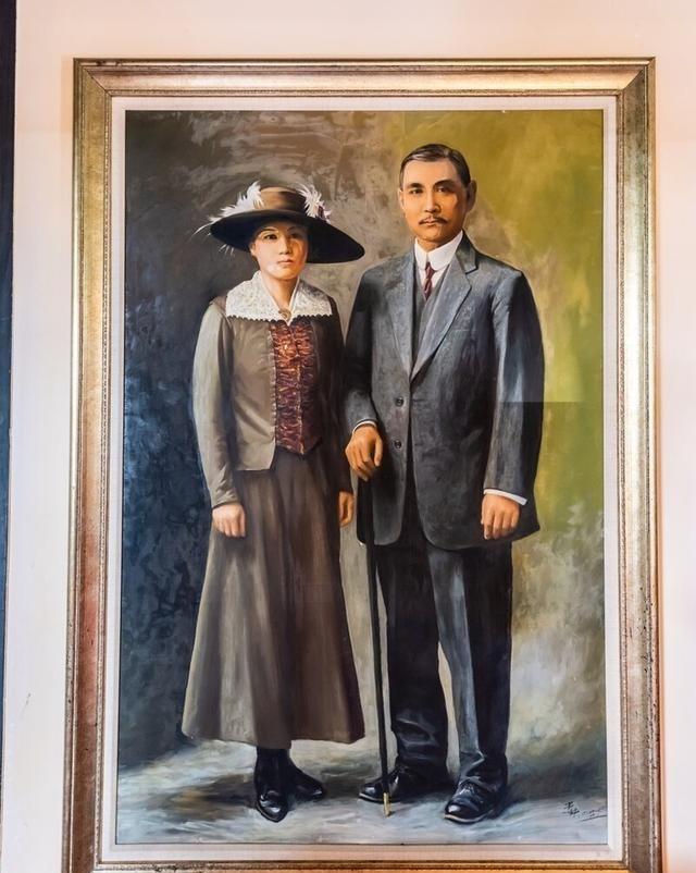 1923年，广州大元帅府，57岁的孙中山扶着栏杆咳嗽，指节叩在青砖上的声响，