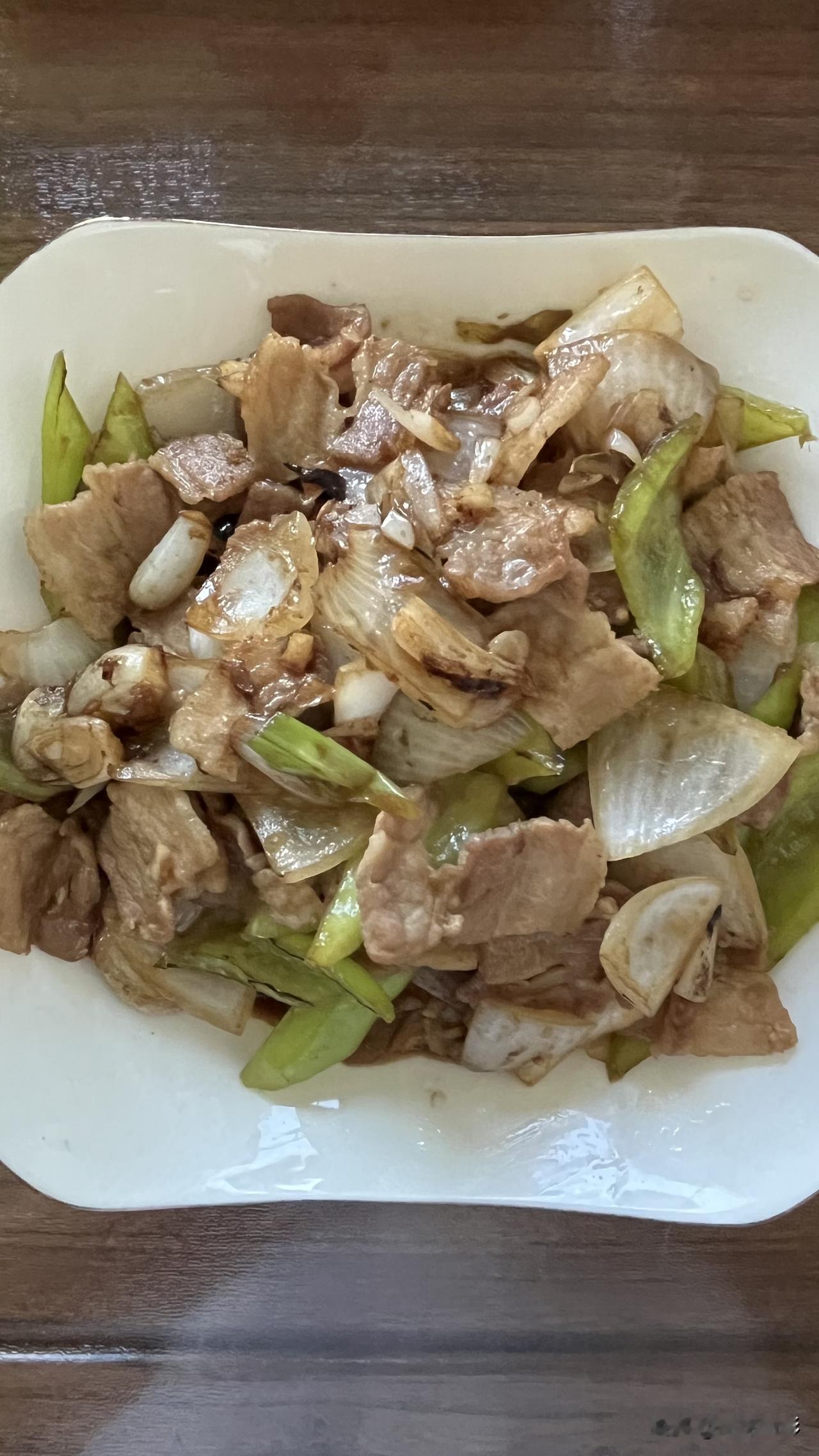 好友们晚上好！周末愉快，晚餐香香！今天的晚餐：西红柿炒鸡蛋辣椒葱头炒肉玉米