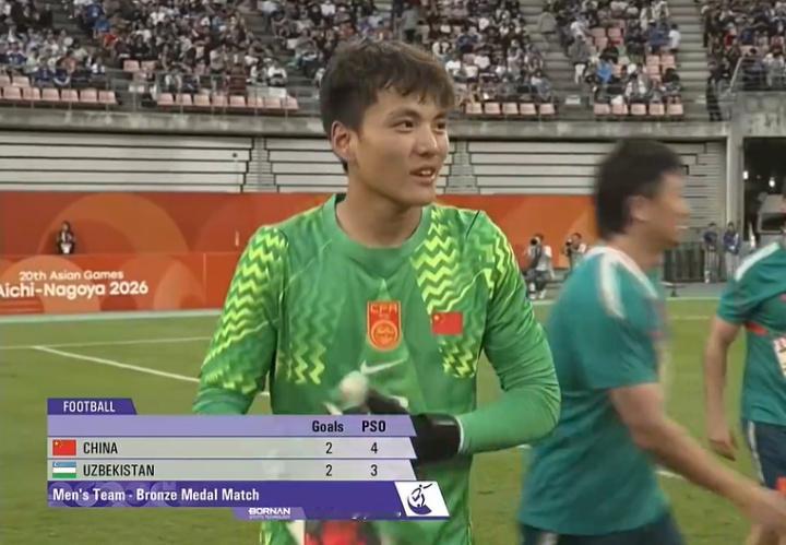 U23国足这块铜牌，是很多年没摸到过的东西了。看回放的时候，有个画面我停了两次。终场哨响，几个球员没