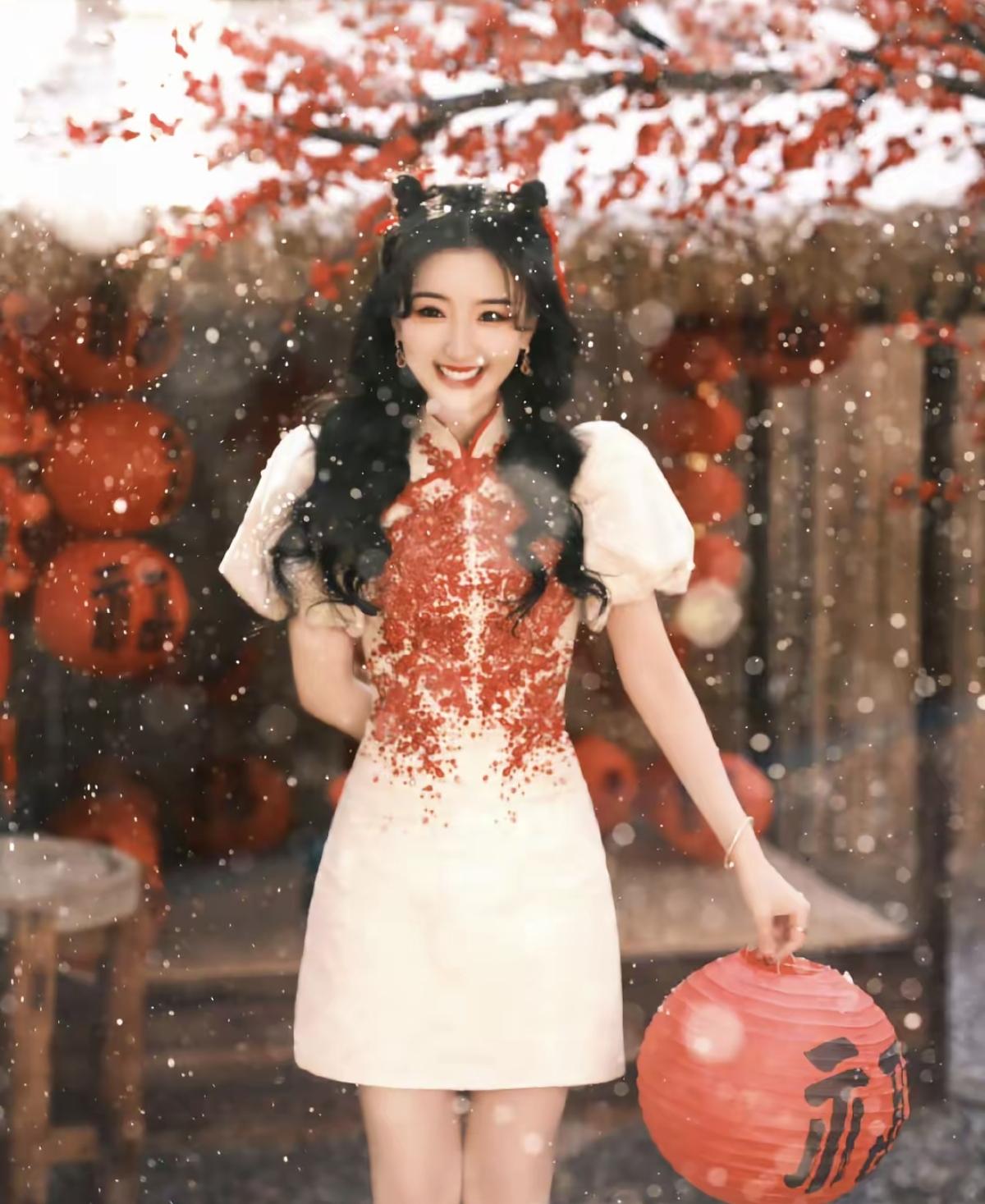 红梅覆雪，福灯高悬🏮毛晓彤身着新中式旗袍[比心]把吉祥娃娃的甜美元气[加