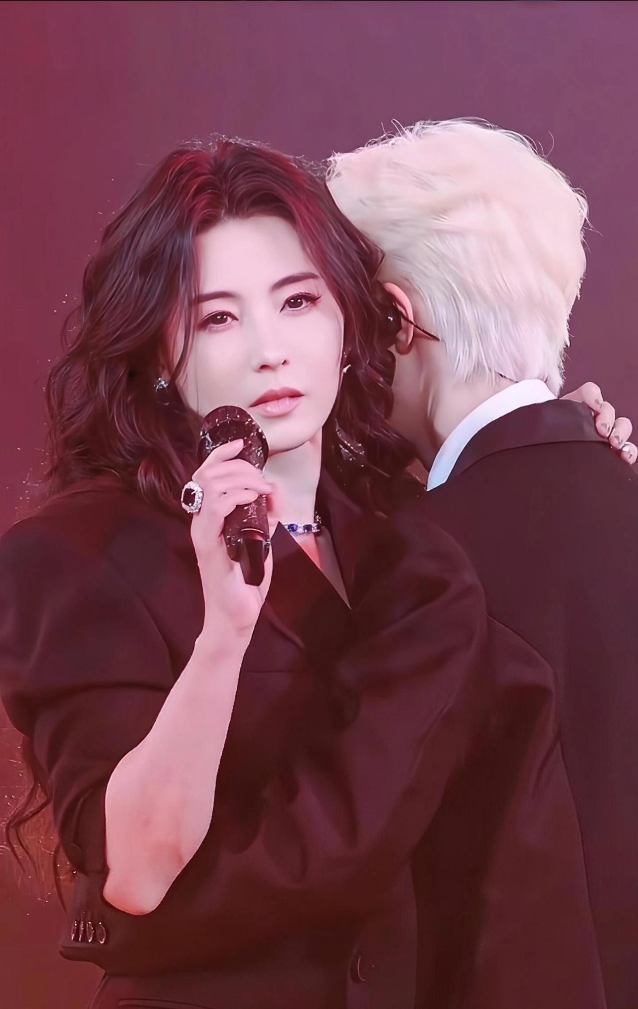 果然还是女人最懂女人，我问我闺蜜，为啥李昊演唱会上拥抱张柏芝的时候，她会眼神迷