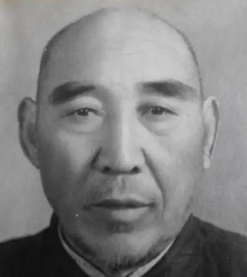 1936年，武术家寇运兴在德国柏林表演武术，遭到芬兰拳击手挑衅，说：“我要用拳击