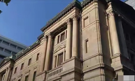 美国这时候开始动真格的了，这时候他可能对所有的国家进行征收关税这些政策，可能会增