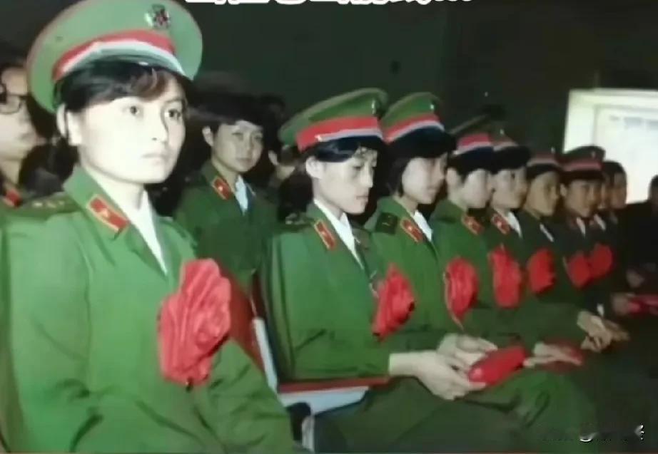 1985年，军医学院八名女学员出征老山前线，她们带着青春与热血奔赴战场。凭借对挽