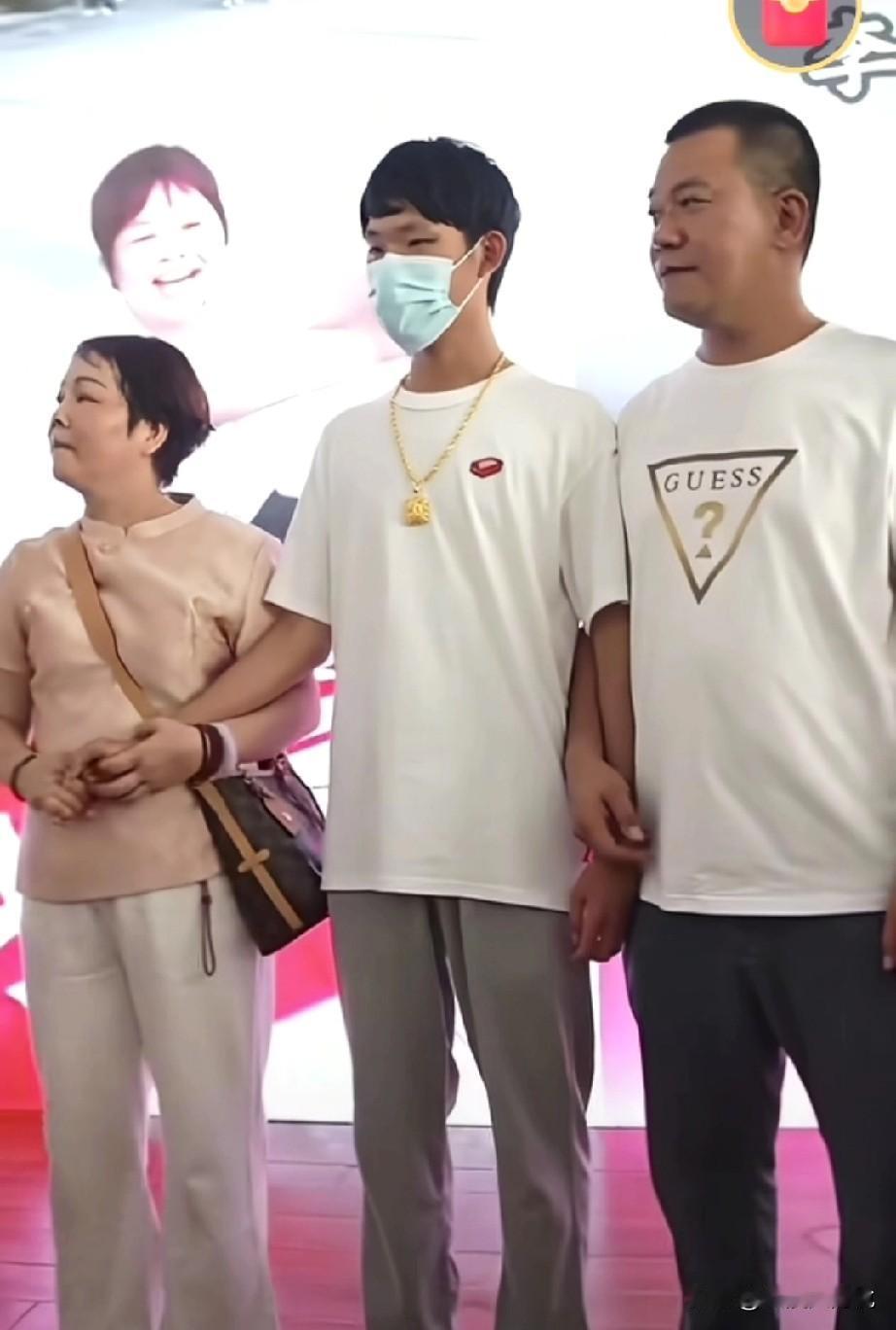 原来叶锐聪家里这么殷实，昨天叶锐聪回来坐的那辆车是就是他爸爸的，他爸爸本人座