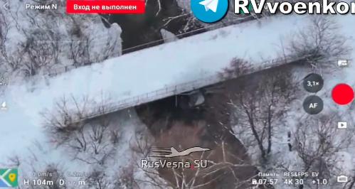 乌克兰苏梅州某地，乌军预先在一座桥梁的桥墩处埋设了炸药，准备在前线顶不住的时候由