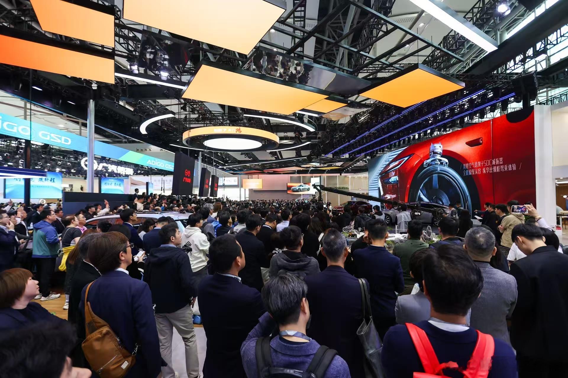 刚进馆就被某展台的人流惊到，里三层外三层挤得水泄不通，现场还看见好多大佬过来打卡